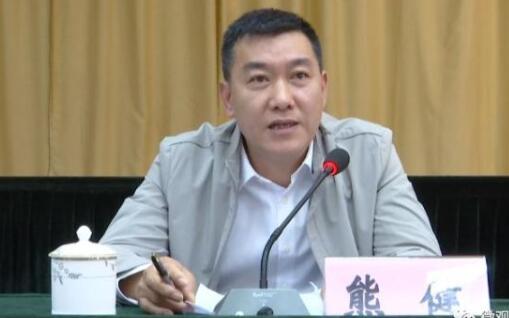 熊健簡歷：防城港市委常委、政法委書記熊健，曾任來賓市委常委、市委秘書長，象州縣委書記、縣長