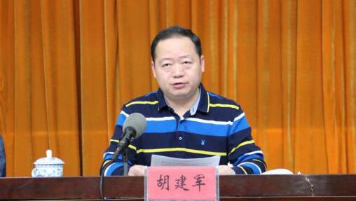 胡建軍簡歷：柳州軌道交通集團董事長胡建軍，曾任柳州市蓮花山保護中心主任，魚峰區(qū)委常委、常務副區(qū)長