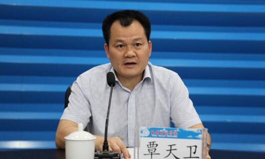 覃天衛(wèi)簡歷：欽州市人大主任覃天衛(wèi)，曾任玉林市委副書記、市委常委、組織部長