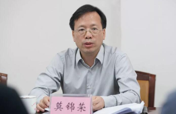 莫錦榮簡(jiǎn)歷：廣西中醫(yī)藥大學(xué)黨委書記莫錦榮，曾任欽州市委副書記、市委常委、組織部部長(zhǎng)，廣西高院政治部主任