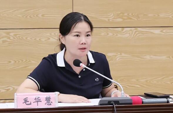 毛華慧簡歷：河池市環(huán)江縣委副書記、縣長毛華慧，曾任河池市投資促進局局長、團委書記