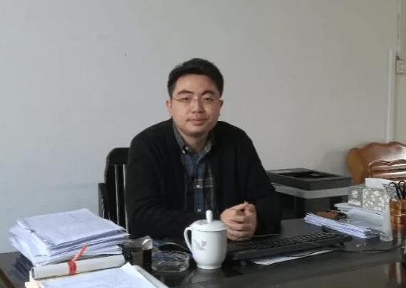 謝旦杏簡歷：百色市凌云縣委副書記、縣長謝旦杏，曾任凌云常務(wù)副縣長，田林縣委常委、宣傳部部長、副縣長