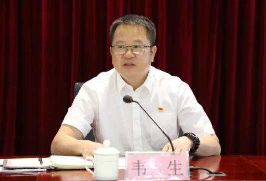 韋生簡歷：百色城市產(chǎn)業(yè)發(fā)展集團(tuán)董事長韋生，曾任百投集團(tuán)、百發(fā)集團(tuán)董事長，西林縣委副書記