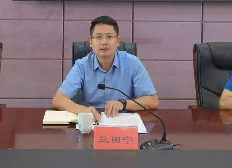 蘭田寧簡歷：百色市西林縣委書記蘭田寧，曾任百色市委副秘書長、商務(wù)局局長，樂業(yè)縣副書記