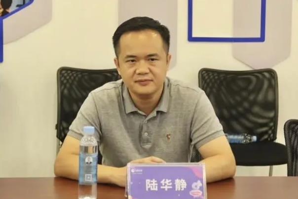 陸華靜簡歷：桂林市疊彩區(qū)委副書記、區(qū)長陸華靜，曾任七星區(qū)委常委、常務(wù)副區(qū)長，大化縣委常委、副縣長
